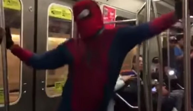 Video Spiderman Enamora Con Sexy Baile En El Metro