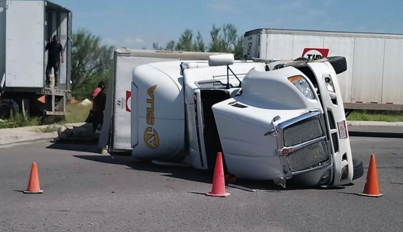 Vuelca Tráiler Cargado Con Cemento En La Salida Sur De Hermosillo 4571